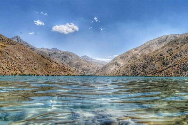 تلالو نور خورشید بر سطح آب دریاچه گهر