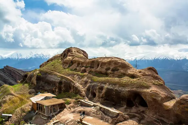 نمایی از قلعه الموت
