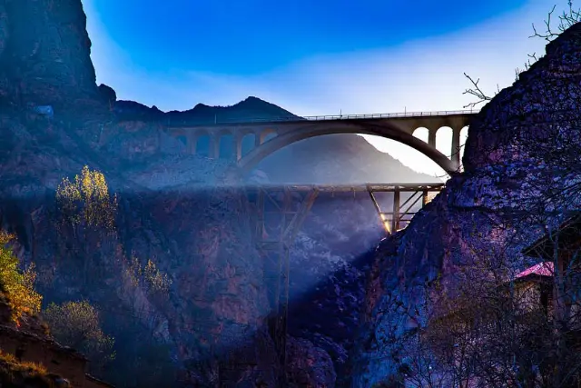 پل ورسک هنگام طلوع خورشید