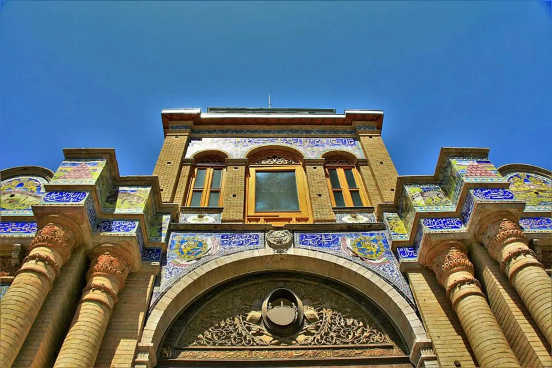 سازه‌های تاریخی میدان مشق