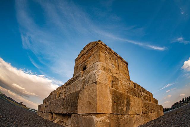 چشم‌انداز آرامگاه کوروش بزرگ بر پهنه آسمان