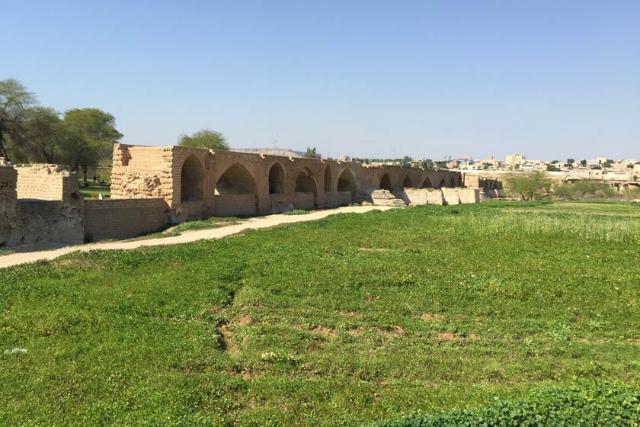 نمایی از پل شادروان از کنار
