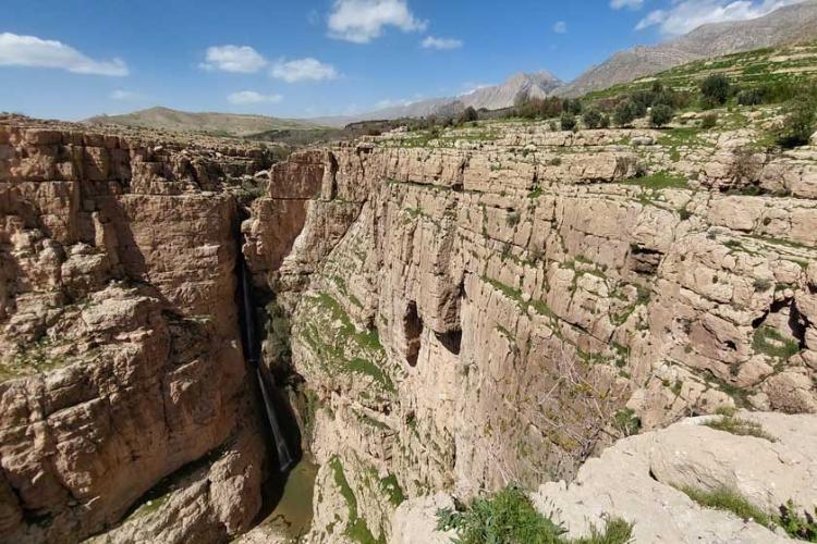ریزش آب در آبشار پیران