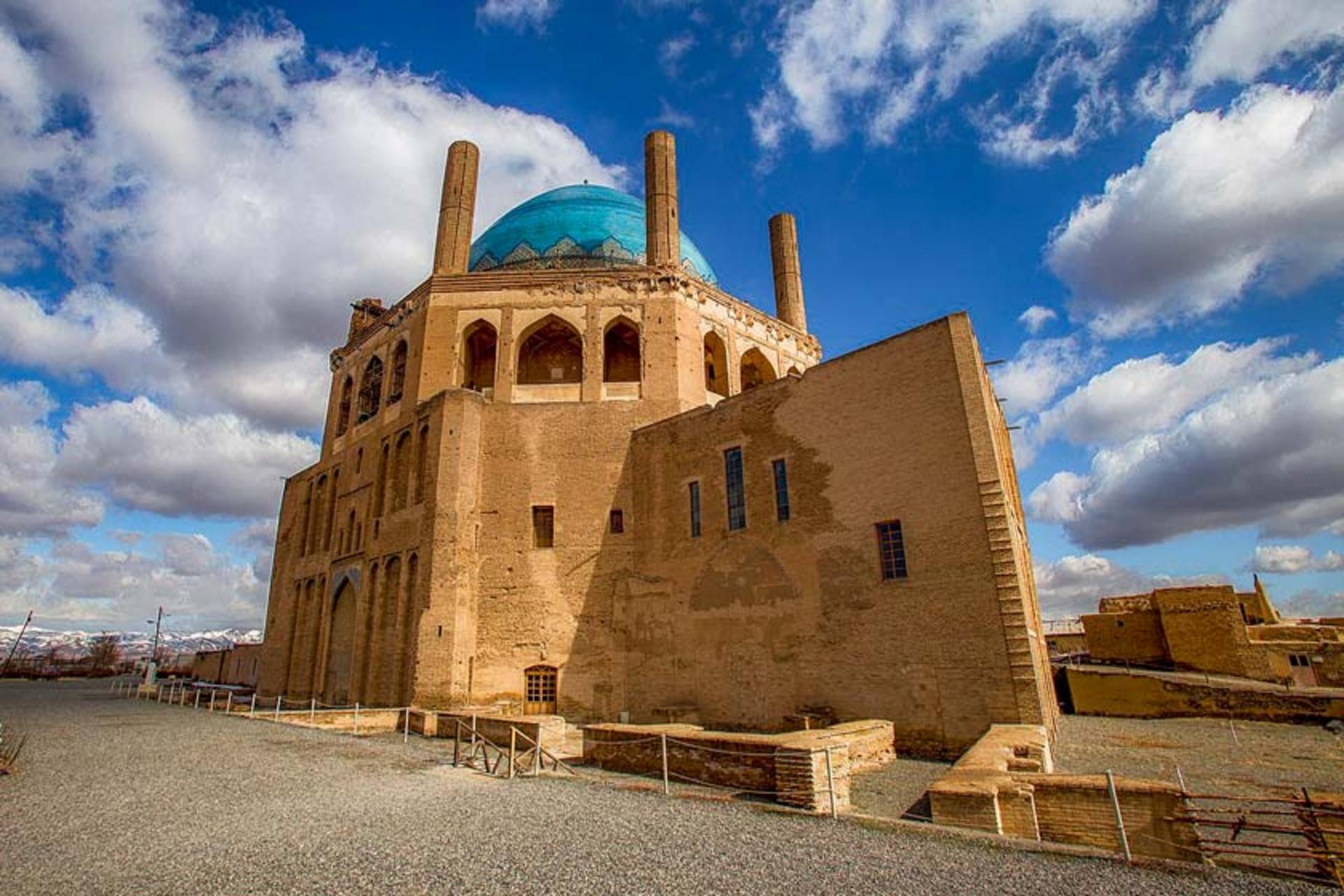 نمای کلی گنبد سلطانیه در روز