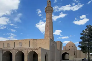 نمای بیرونی و مناره مسجد جامع نایین