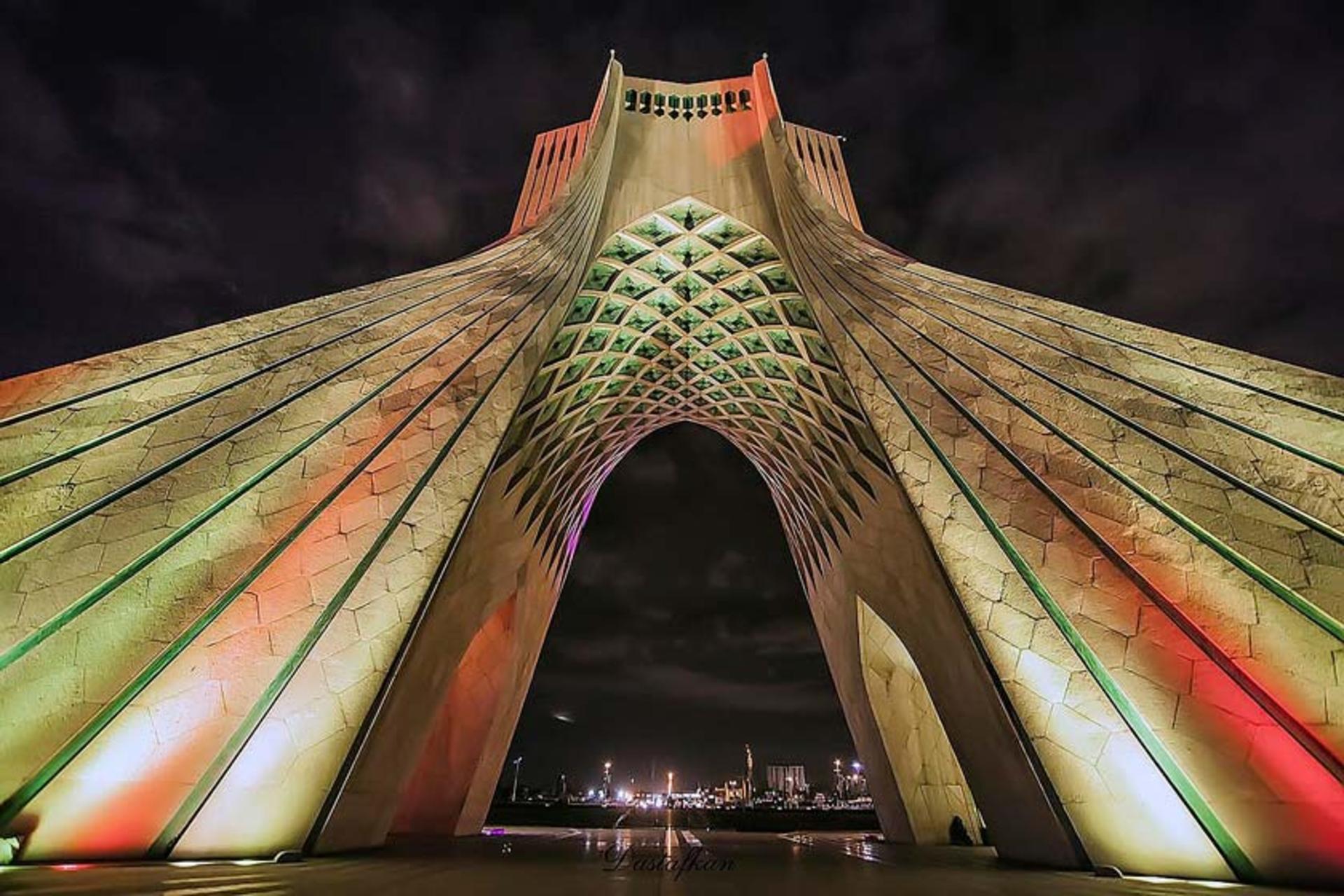 برج آزادی در شب
