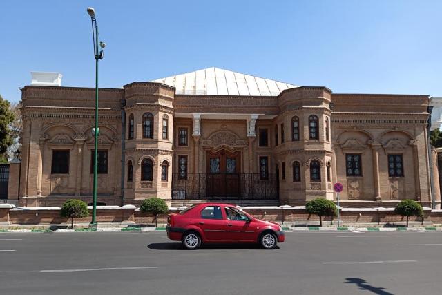 ورودی عمارت بهارستان تهران