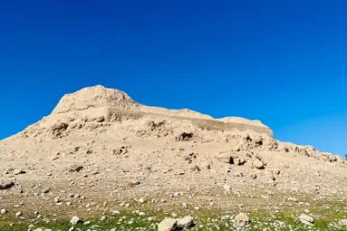 دورنمای بازمانده‌های آتشکده آذرفرنبغ کاریان