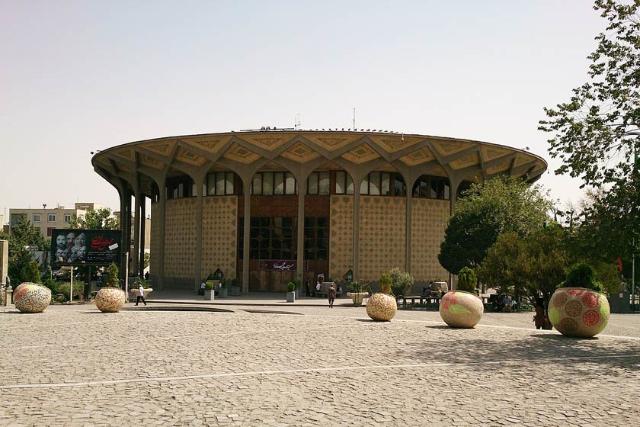 نمای بیرونی تئاتر شهر