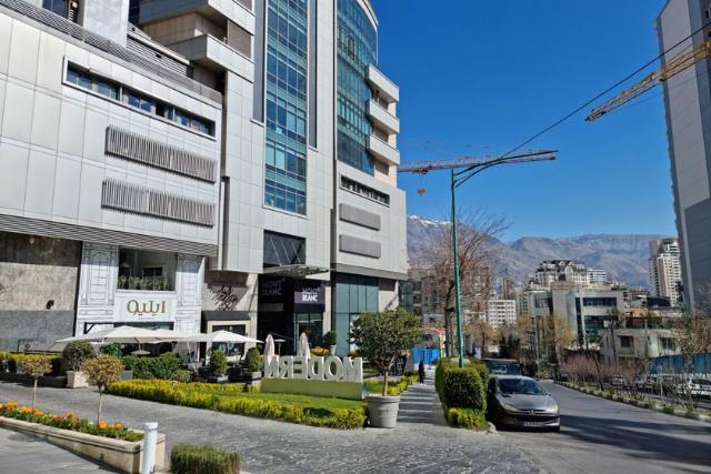 نمای بیرونی مرکز خرید مدرن الهیه تهران