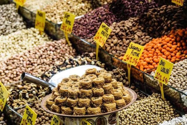 فروش خوراکی‌های خوشمزه در بازار ادویه استانبول