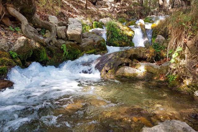 تداوم مسیر آب آبشار وارک