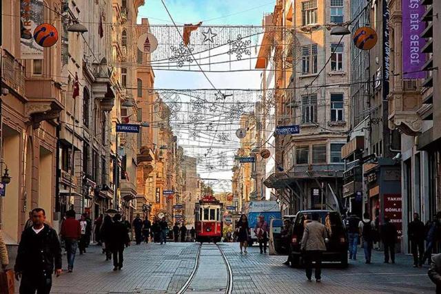 ترامواهای معروف قرمز در خیابان استقلال