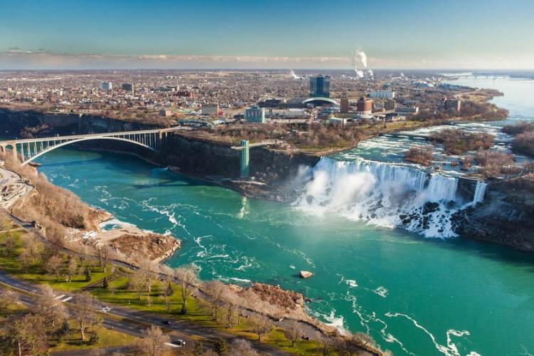 دورنمایی از آبشار نیاگارا