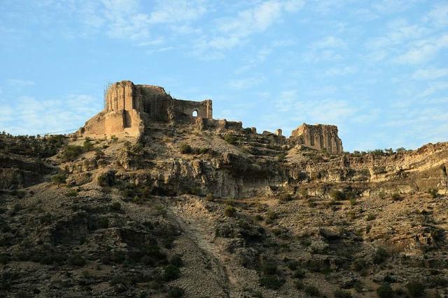 دورنمای از بقایای قلعه دختر فیروزآباد