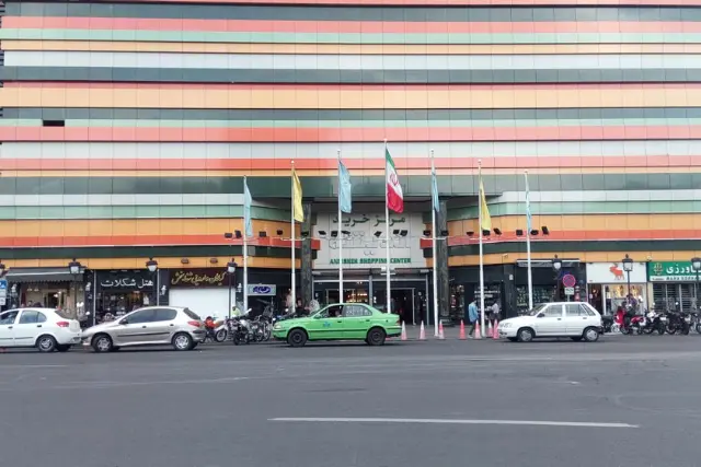 ورودی مرکز خرید اندیشه تهران