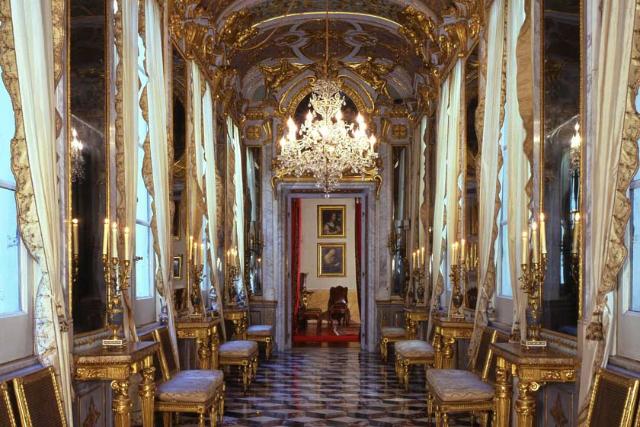 راهروهای مجلل گالری ملی قصر اسپینولا