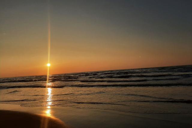 ساحل خزر آباد هنگام غروب