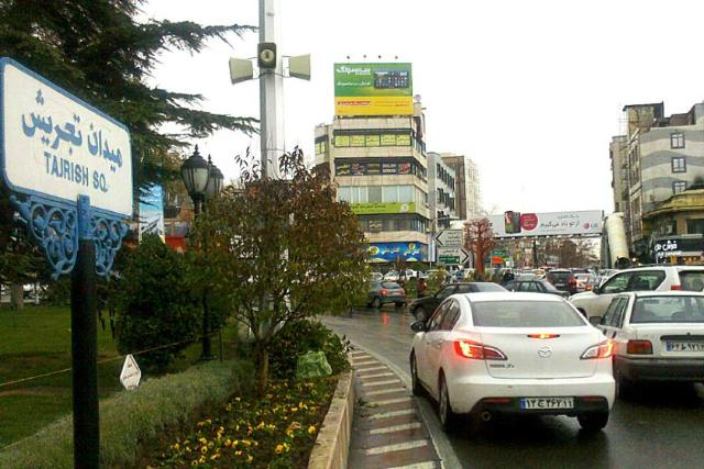 عبور و مرور ماشین‌ها در میدان تجریش