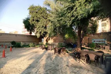 حیاط هتل قو اهواز؛ منبع عکس: گوگل‌مپ؛ عکاس: حسن باقی