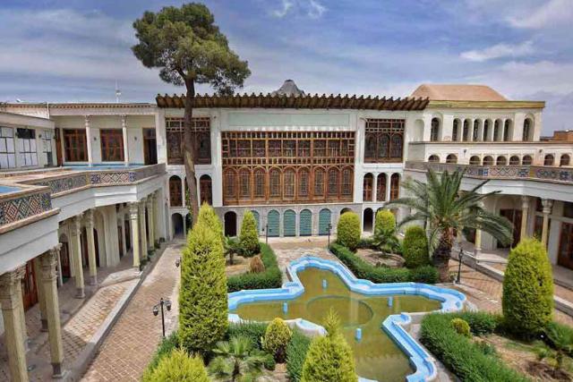 حیاط خانه تاریخی مشیرالملک؛ منبع عکس: ویکی‌مدیا؛ عکاس: موزه گنجینه میراث اسلامی