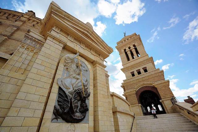 نمای بیرونی کلیسای سنت جرج قاهره؛ منبع عکس: ویکی‌مدیا؛ عکاس: محمد کمال ۱۹۸۴