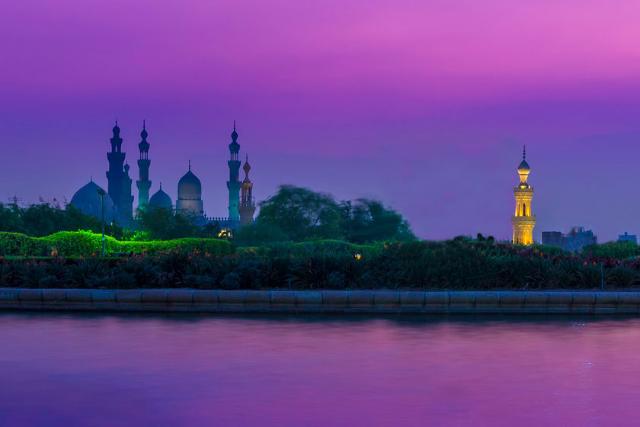 نمایی شبانه از پارک الازهر؛ منبع عکس: ویکی‌مدیا؛ عکاس: Anaskamal