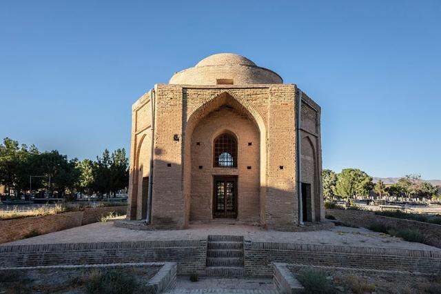 نمای کلی از چهارطاقی تیموری؛ منبع عکس: ویکی مدیا؛ عکاس: Morteza Heidarian Mehr