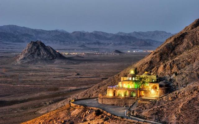 آرامگاه بوذرجمهر قاینی در شب؛ منبع عکس: گوگل مپ؛ عکاس: باشگاه بزرگمهر قاینی