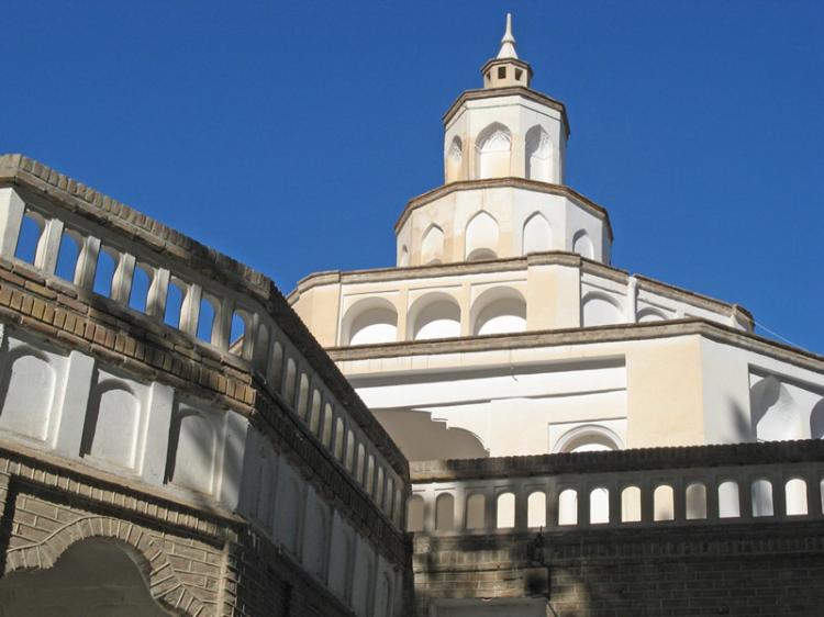 معماری ارگ کلاه فرنگی بیرجند و مصالح استفاده شده در آن؛ منبع عکس: ویکی مدیا؛ عکاس: آرش حمیدی 
