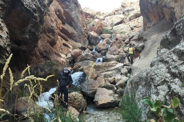 گردشگران در حال عبور از تنگه میشینه مرگ؛ منبع عکس ویکی لاک؛ عکاس داوود فاضلی