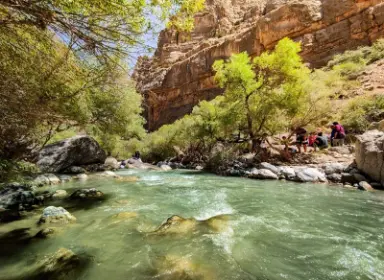 دره زیبای شمخال و رودخانه جاری در آن؛ منبع عکس: گوگل مپ؛ عکاس: امیرحسین