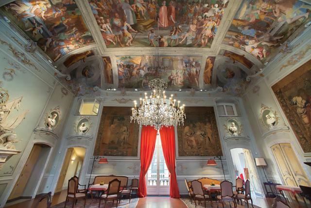 فضای داخلی مجلل خانه باتیستا اسپینولا؛ منبع عکس: rolliestradenuove.it؛ عکاس: GP Cavalieri