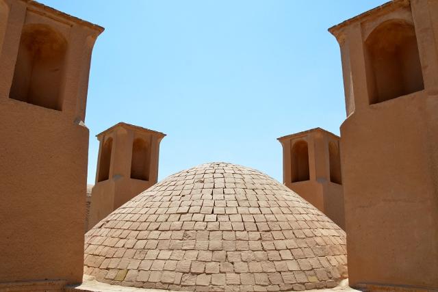 آب انبار حسینیه فهرج. منبع عکس: ویکی پدیا. عکاس: علیرضا جواهری