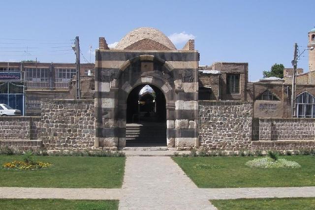 دروازه سنگی خوی. منبع عکس: ویکی پدیا. عکاس: Elmju