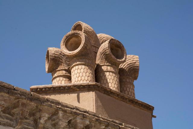 بادگیر چپقی بر پیش‌زمینه آسمان سیرجان؛ منبع عکس: گوگل‌مپ؛ عکاس: Mahdi Mastery