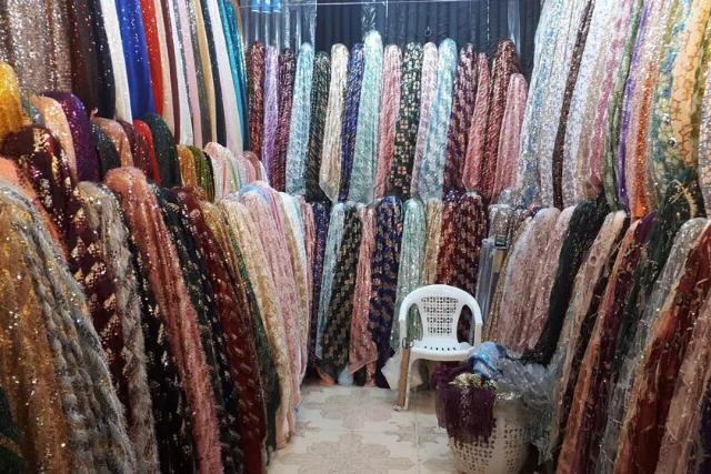 پارچه فروشی در بازار رسولی زاهدان؛ منبع عکس: ایرنا؛ عکاس: نامشخص