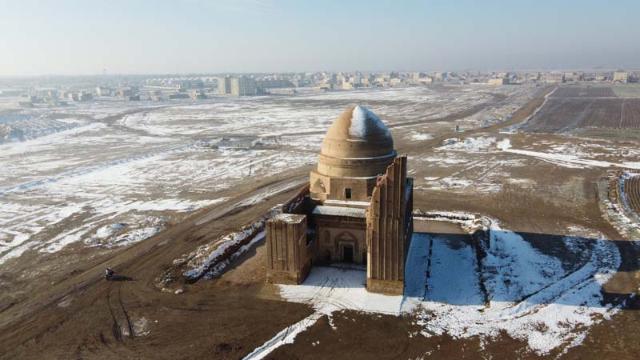 آرامگاه بابا لقمان در زمستان؛ منبع عکس: گوگل مپ؛ نام عکاس: Hesi Khosravi