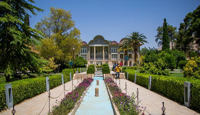 گردشگران در حال بازدید از باغ ارم؛ منبع عکس: Unsplash؛ عکاس: محسن طاهری