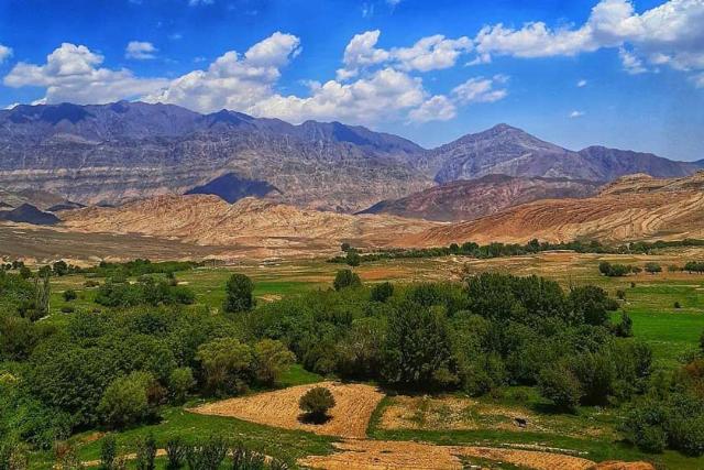کوه و دشت و آسمان روستای فوسک کوهپایه، منبع عکس: صفحه اینستاگرام kerman_photoland، عکاس: نامشخص