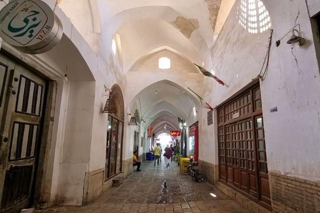 فضای داخلی بازار حاجی قنبر یزد، منبع عکس: گوگل مپ، عکاس:  mahila h