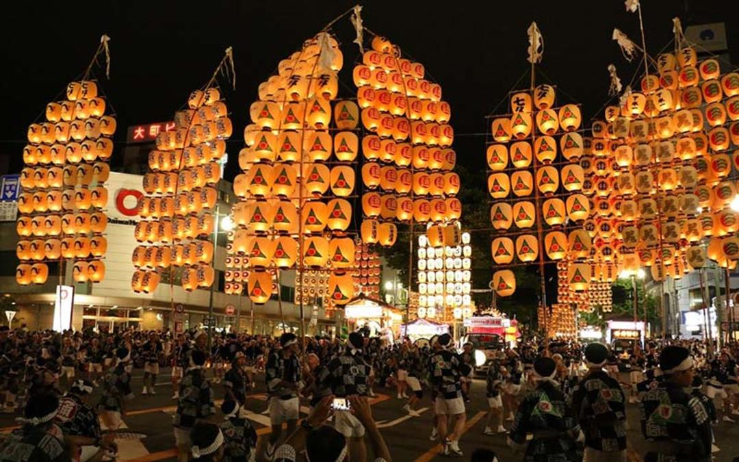  حمل فانوس ها در جشنواره آکیتا کانتو