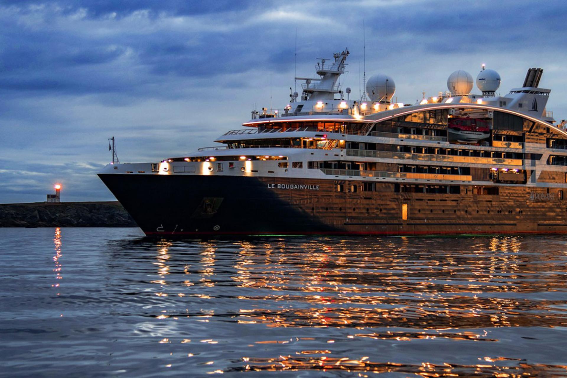 خروج اضطراری کشتی‌های کروز از خلیج فارس؛ عبور از تنگه در سایه تنش