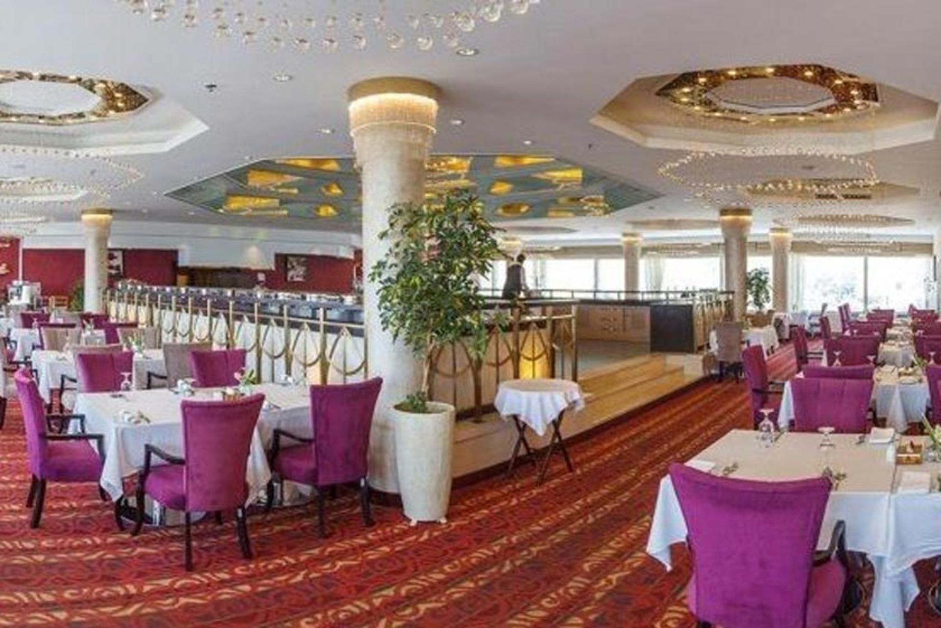 رپورتاژ چگونه از تخفیف‌های ویژه برای رزرو هتل پارسیان آزادی استفاده کنیم؟