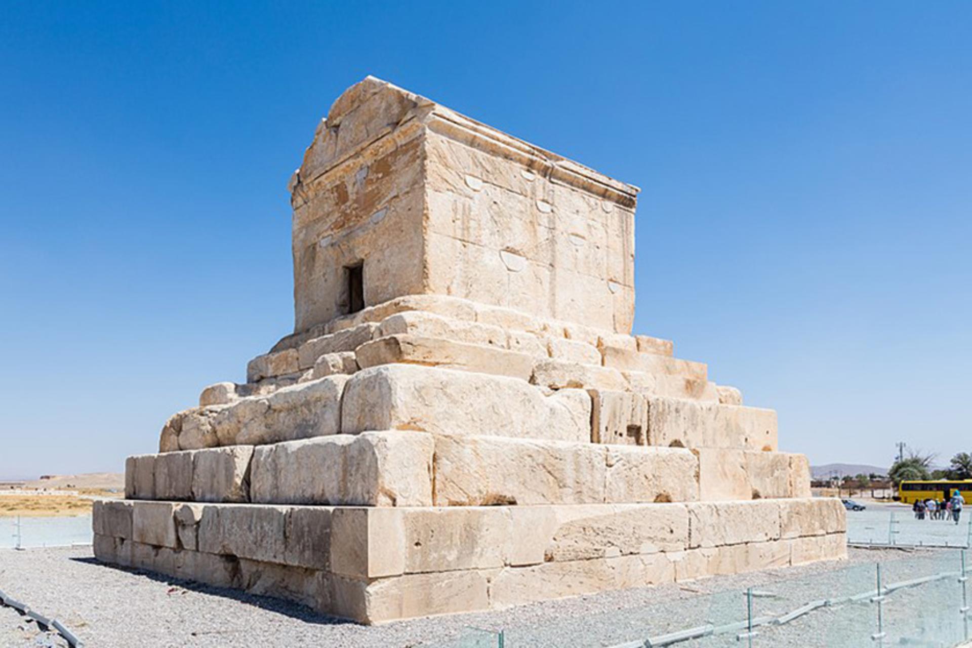 مقبره کوروش کبیر در مجموعه پاسارگاد