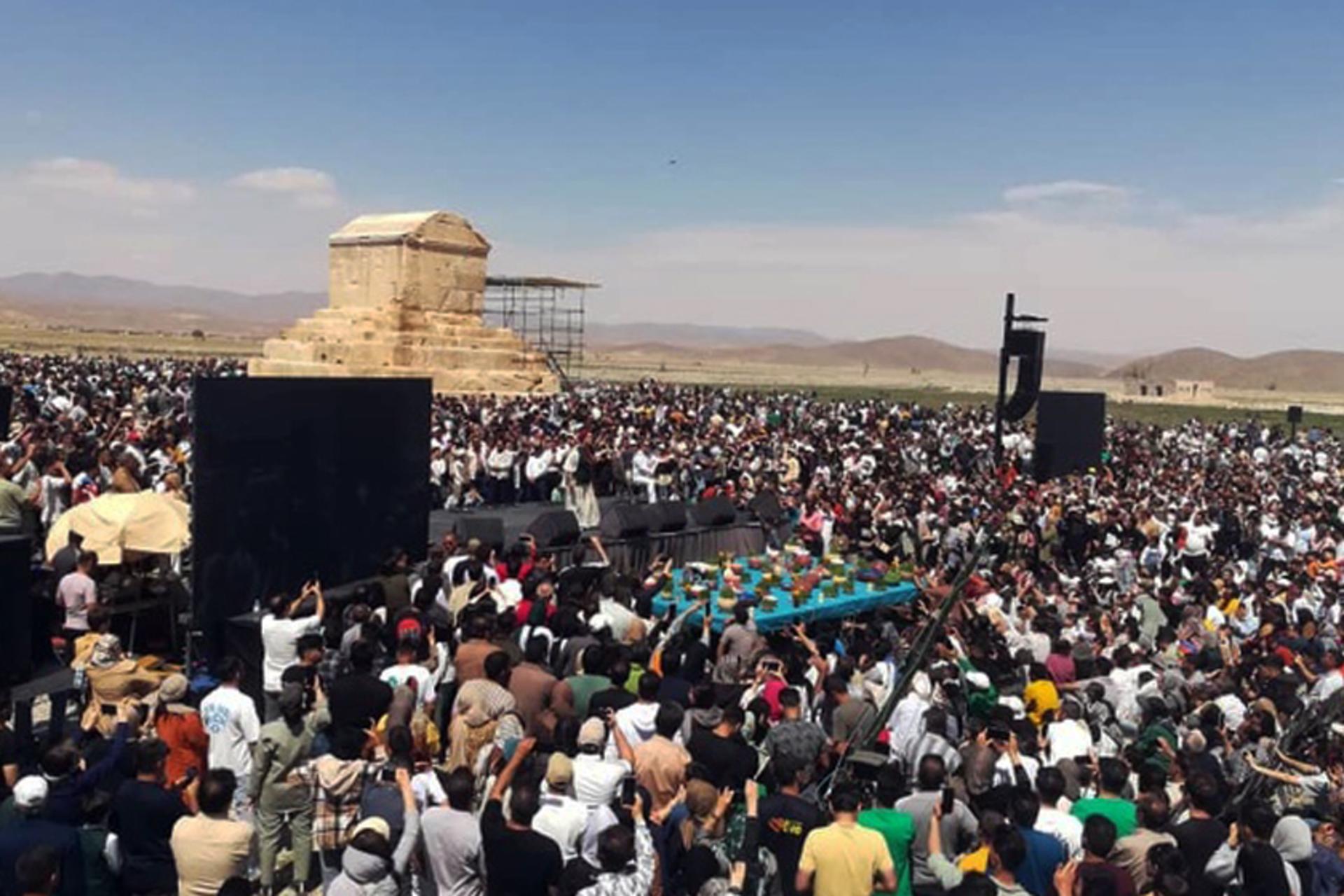تحویل سال ۱۴۰۴ در کنار مقبره کوروش