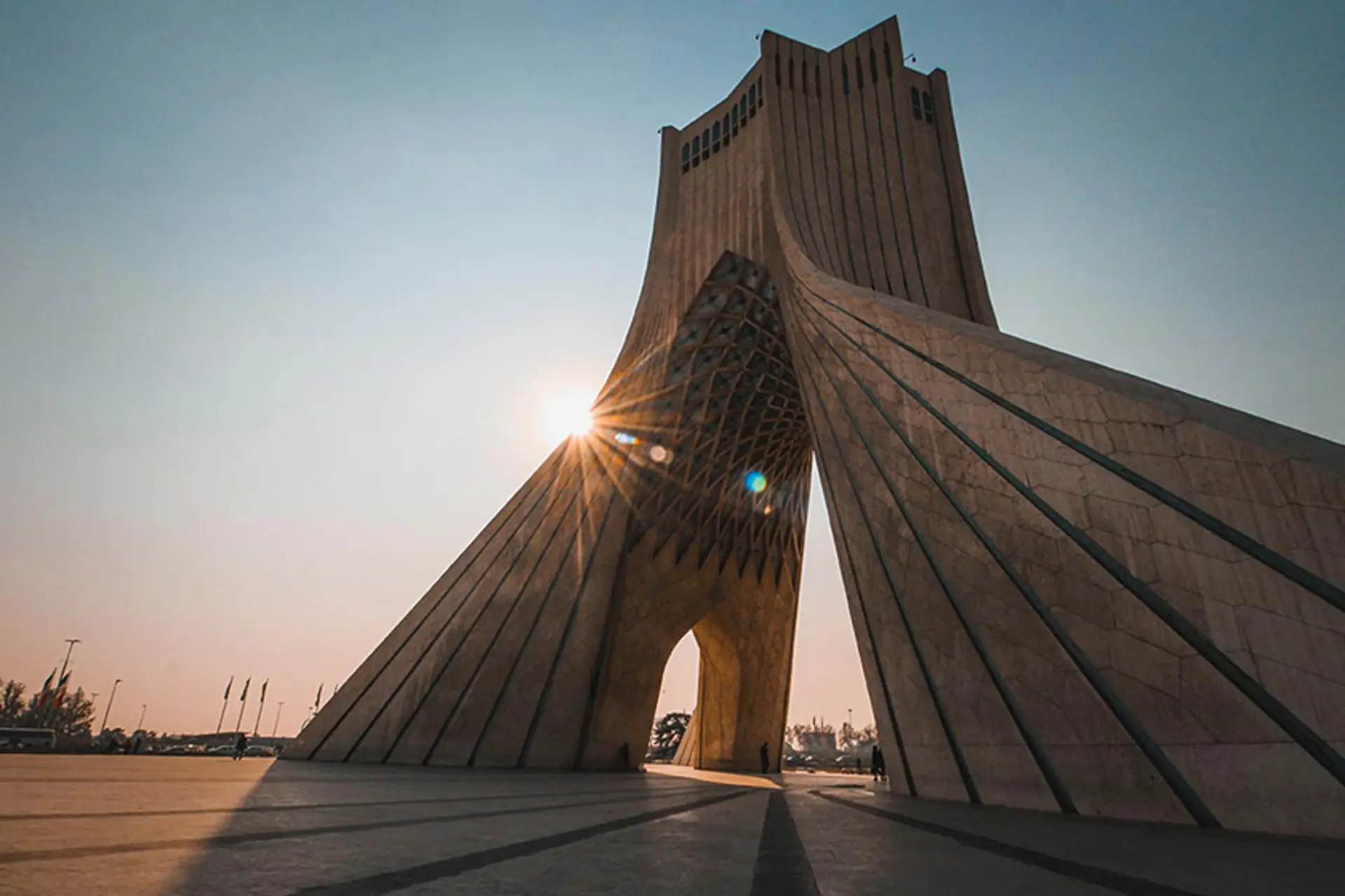 غروب آفتاب از نمای برج آزادی تهران