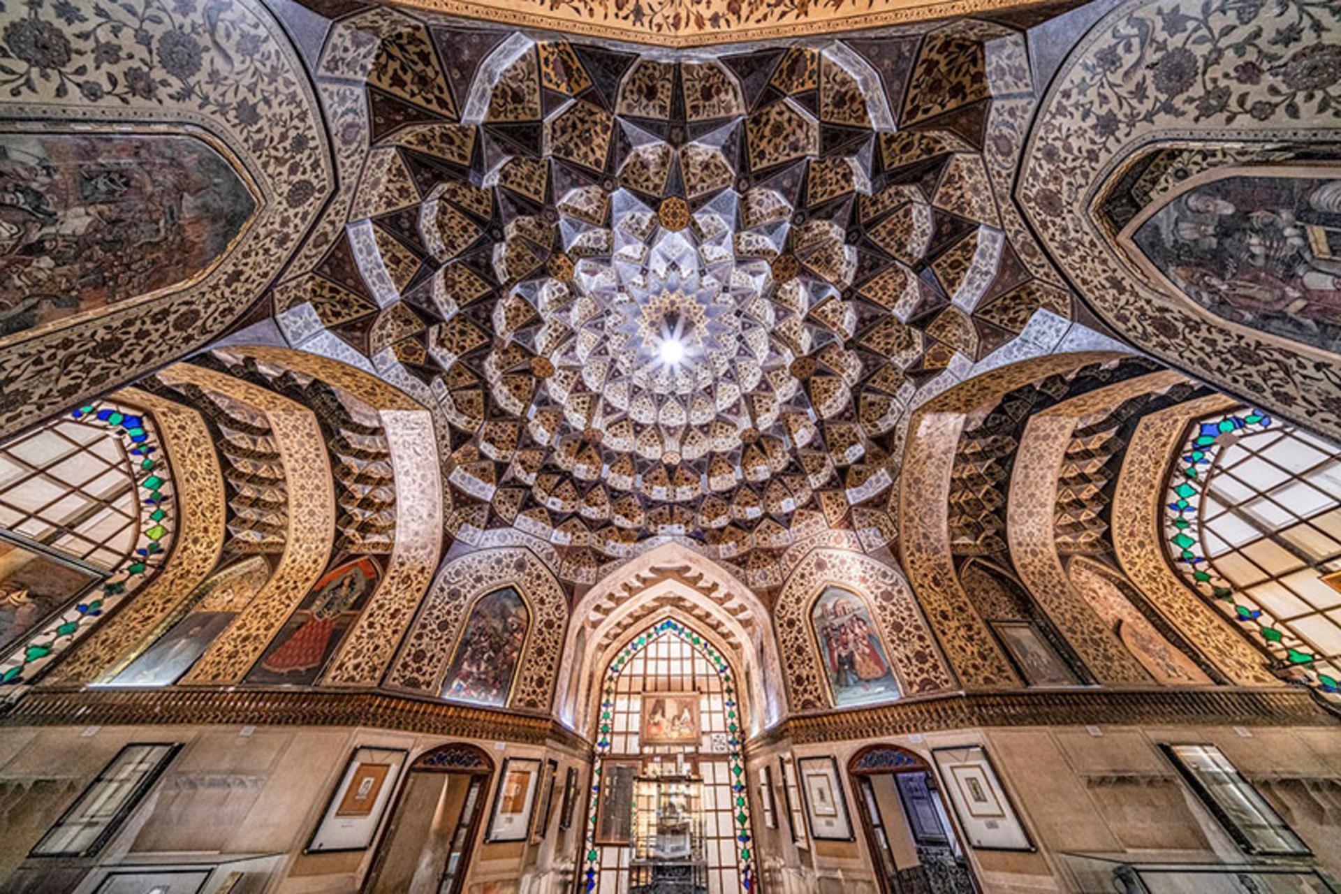 سقف بنای آرامگاه کریمخان