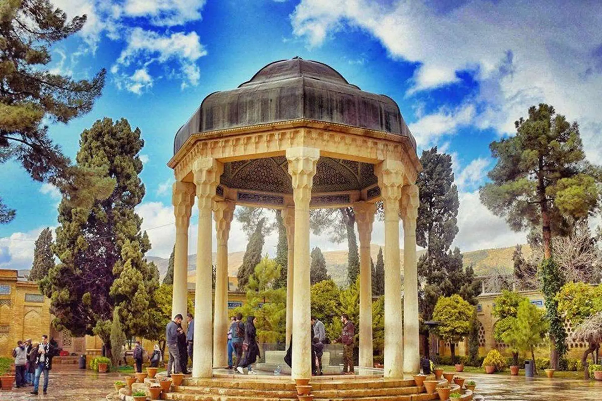 حافظیه در فصل بهار