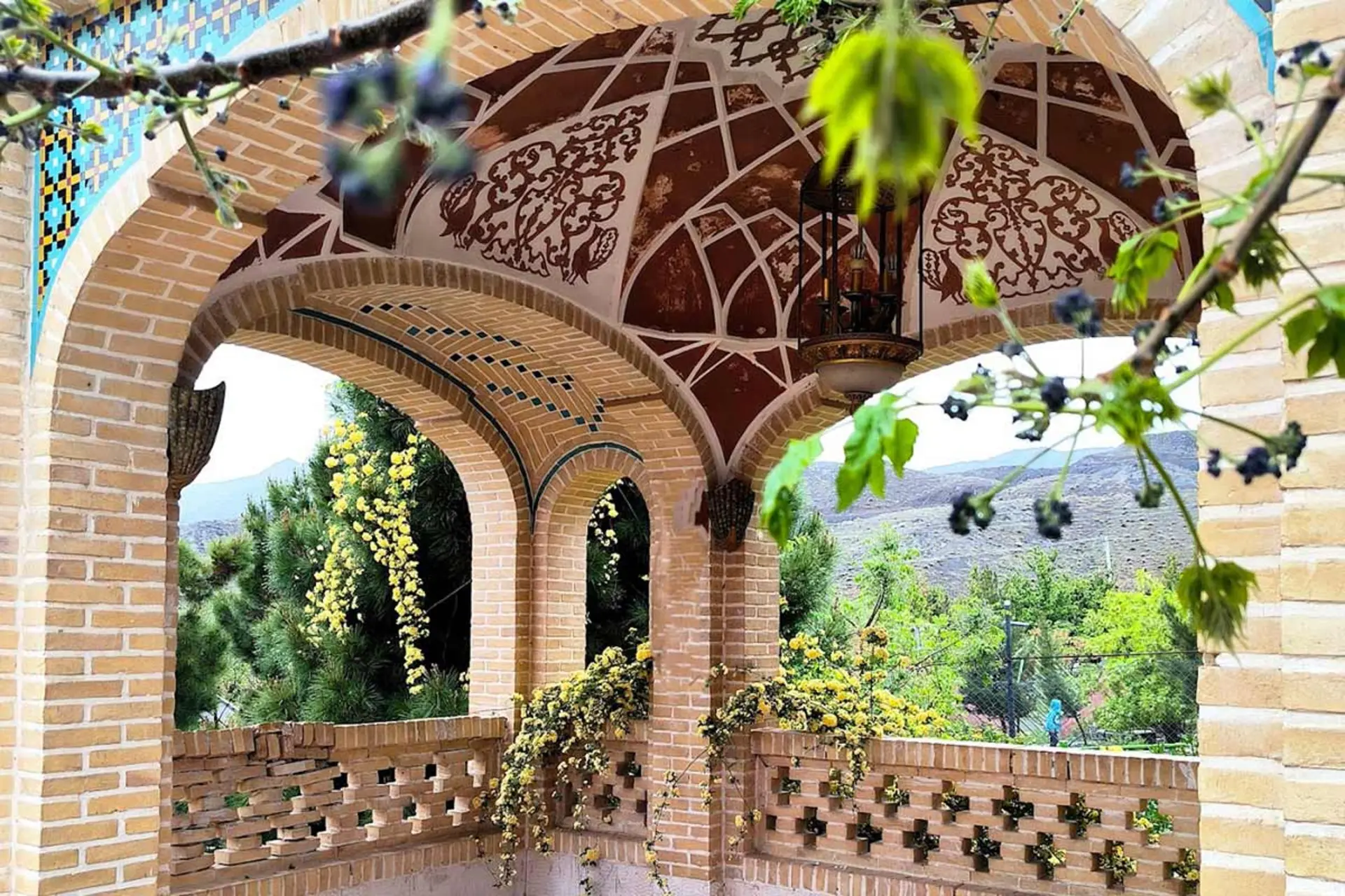 باغ پرندگان قمصر در بهار